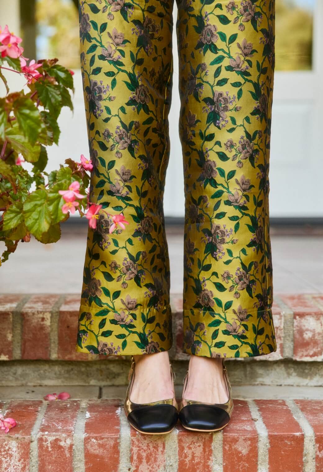 Spectator Slingbacks - Black & Gold