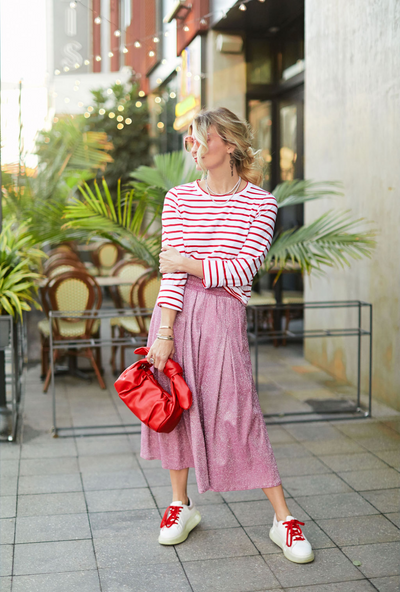 pleated skirt outfits with sneakers